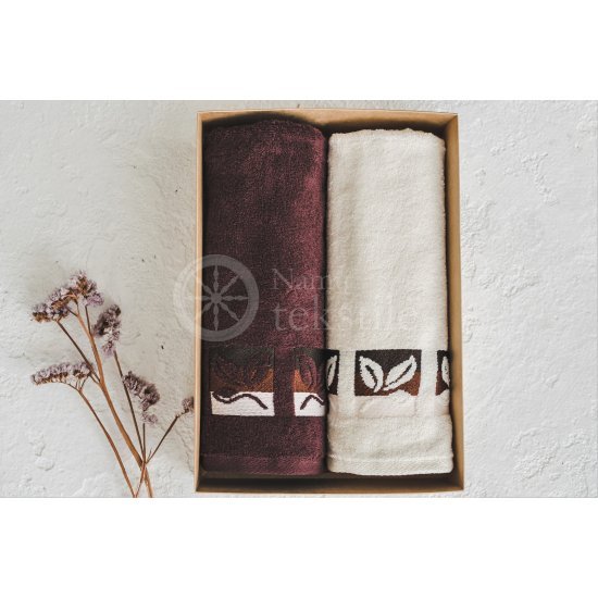 Set of towels with a design in a box